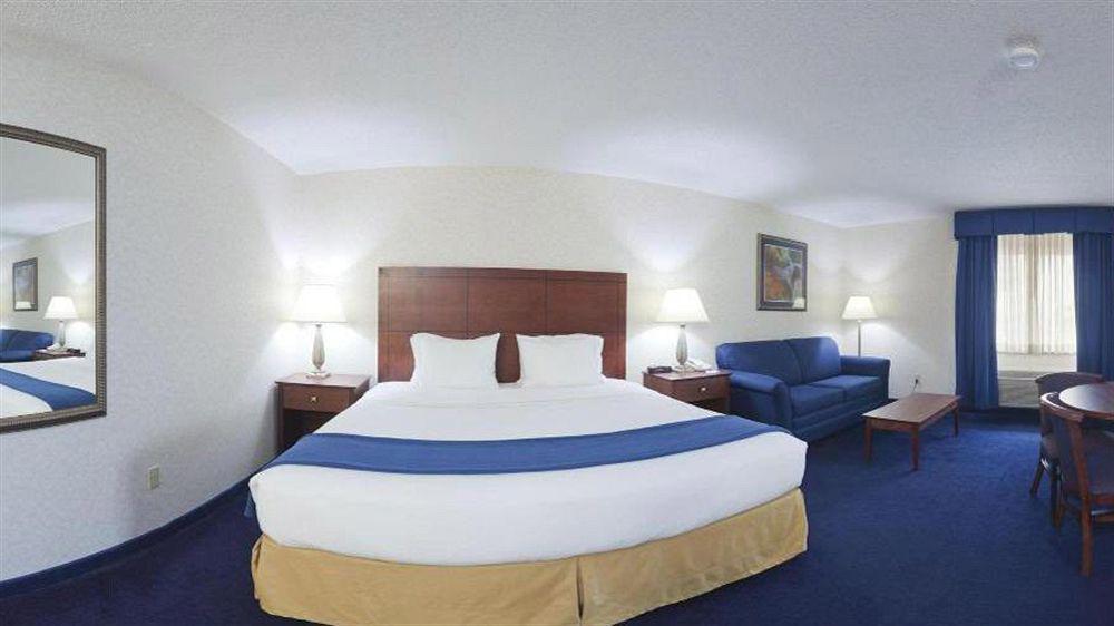 Holiday Inn Express Deforest By Ihg Exterior foto